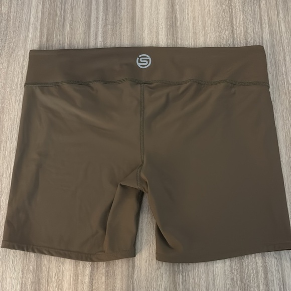 New SKIMS 3X Performance High Waist Smooth Brown Bike Shorts Stretch Activewear - Picture 2 of 8